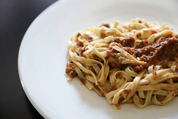 Espaguetis Boloñesa con carne picada y salsa de tomate adornada — Foto de Stock