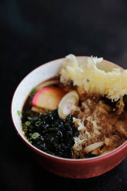 Kızarmış karides tempura Japon yemekleri ile Udon erişte