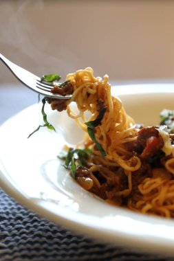 Spagetti Bolognese kıyma ve domates sosu ile süslenmiş 