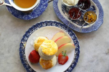 Reçel ve çay ile Çörekler İngilizce pişmiş tatlı