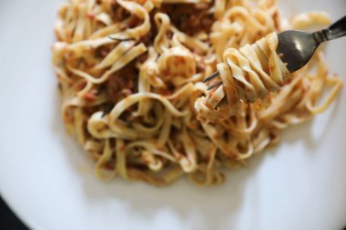 Spagetti Bolognese kıyma ve domates sosu ile süslenmiş 