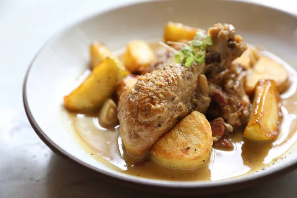 Braised roasted chicken with potatoes — Stock Photo, Image