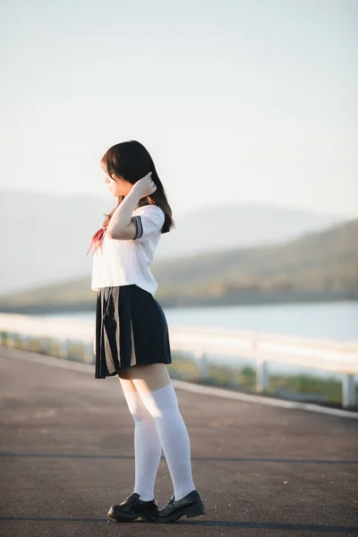 Portré japán iskolás lány egységes mosoly a gyalogút, és — Stock Fotó