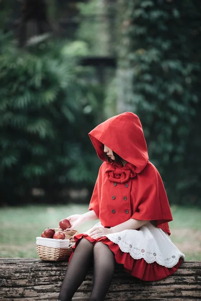 Retrato de mujer joven con traje de Caperucita Roja en gree —  Fotos de Stock