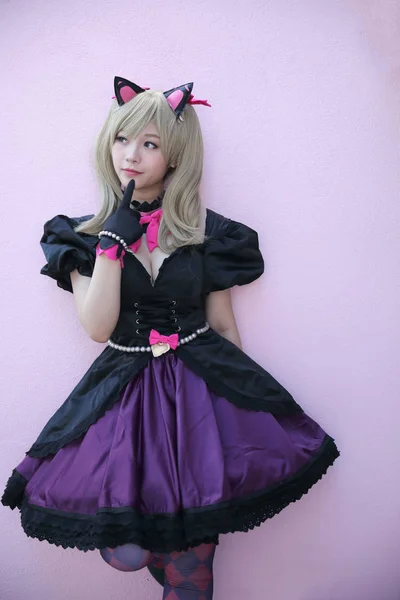 Japón anime cosplay, retrato de chica cosplay en rosa habitación atrás —  Fotos de Stock