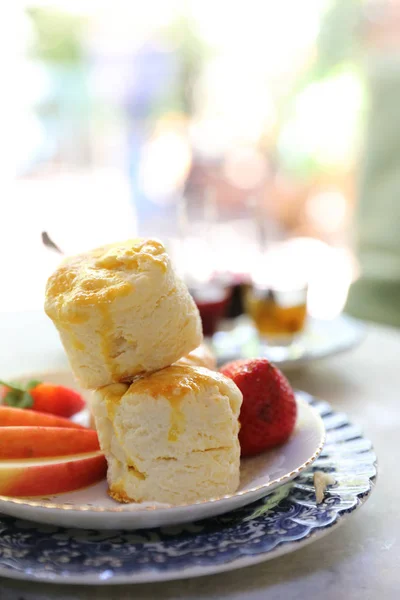 Scones met jam en thee Engels gebakken dessert — Stockfoto