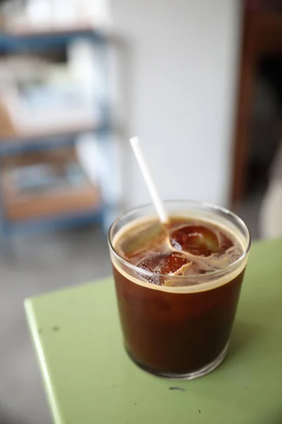 Ice americano coffee in coffee shop — Stock Photo, Image