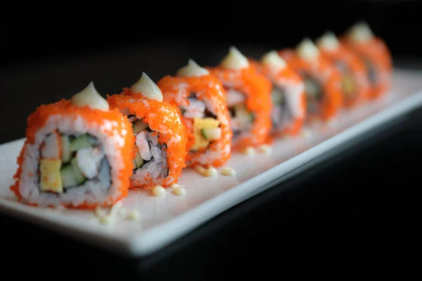 Califórnia rolo sushi, rolo de arroz com ovo de abacate e peixe — Fotografia de Stock