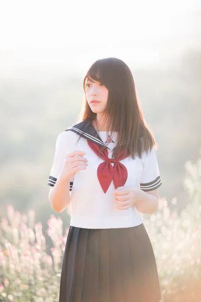Портрет азиатской японской школы женский костюм глядя на парк о — стоковое фото