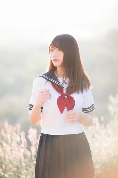 Retrato de asiático japonés escuela chica traje buscando en parque o —  Fotos de Stock