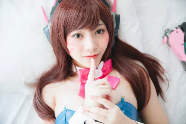 Japón anime cosplay, retrato de chica cosplay en blanco habitación bac — Foto de Stock