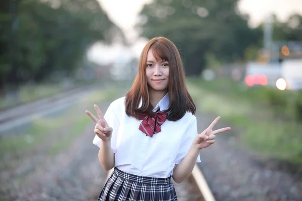 Retrato de asiático japonés escuela chica traje buscando en parque o — Foto de Stock