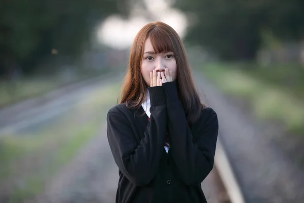 Retrato de asiático japonés escuela chica traje buscando en parque o —  Fotos de Stock