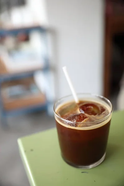 Ice Americano koffie in coffeeshop — Stockfoto