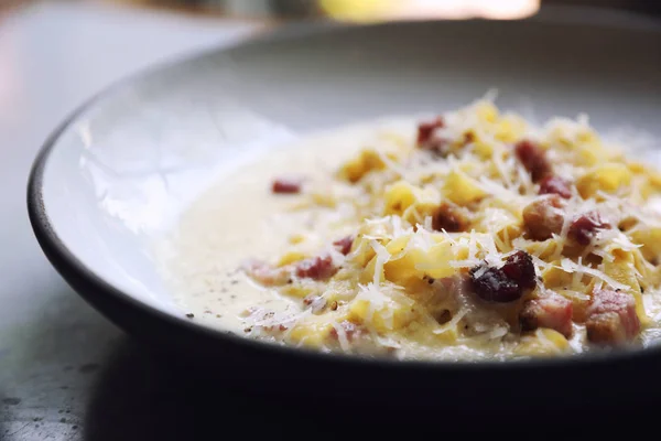 Fettuccine carbonara, pasta fettuccine espaguetis con jamón de tocino — Foto de Stock