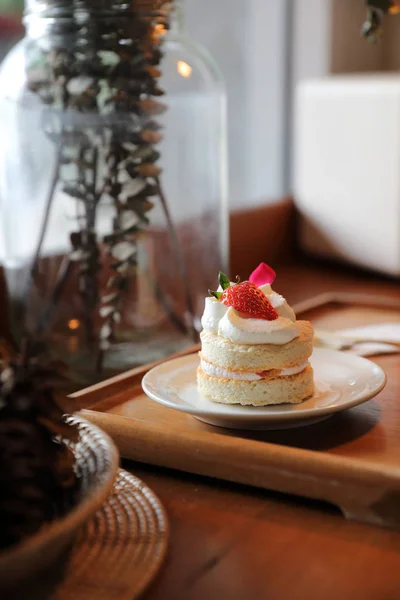 ของหวานเค้กสตรอเบอร์รี่บนโต๊ะไม้ — ภาพถ่ายสต็อก