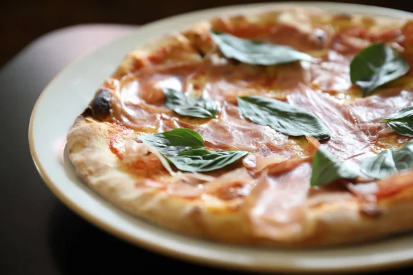 Parma ham pizza, Italiaans eten — Stockfoto