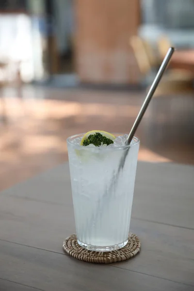 Limonade, citroen drank met ijs op tafel — Stockfoto