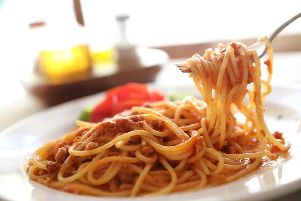 Bolognai spagetti, spagetti paradicsommártással, csalokkal — Stock Fotó