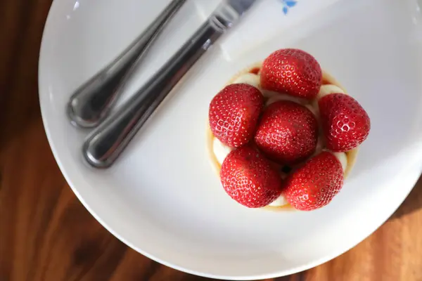 Tarte au fromage aux fraises dessert aliment sucré — Photo