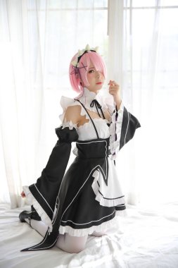 Japonya anime cosplay kadın Portresi , w beyaz Japon hizmetçi