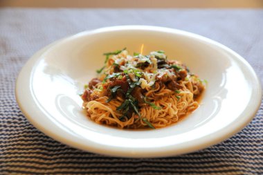 Spagetti Bolognese kıyma ve domates sosu ile süslenmiş 