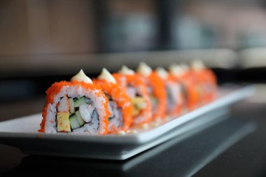 california rulo suşi , yumurta avokado yumurta ve balık ile pirinç rulo 