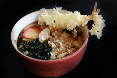 Kızarmış karides tempura Japon yemekleri ile Udon erişte