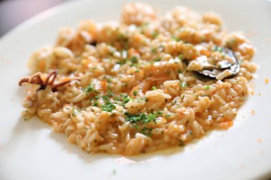 Deniz Ürünleri Risotto , masada geleneksel İtalyan pirinç