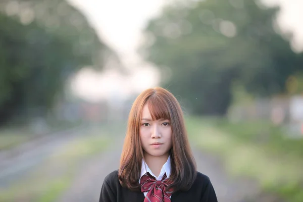 एशियाई जापानी स्कूल लड़की पोशाक का चित्र पार्क ओ को देखते हुए — स्टॉक फ़ोटो, इमेज