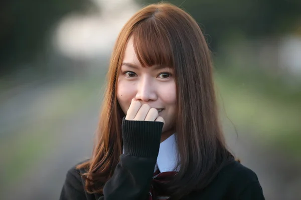 Retrato de ásia japonês escola menina traje olhando para o parque o — Fotografia de Stock