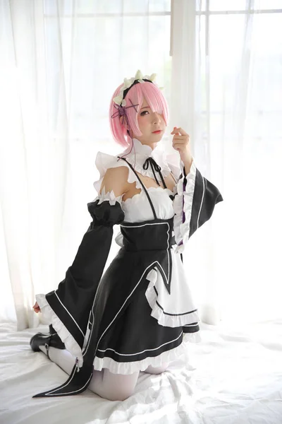 Japonya anime cosplay kadın Portresi , w beyaz Japon hizmetçi — Stok fotoğraf