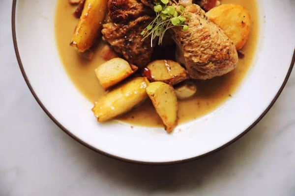 Braised roasted chicken with potatoes — Stock Photo, Image