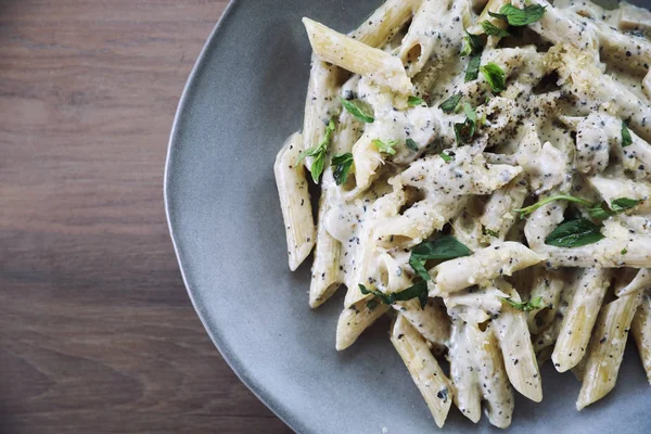 Penne pasta con salsa blanca y trufa, comida italiana —  Fotos de Stock