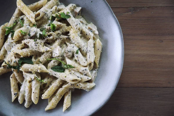 Penne pasta con salsa blanca y trufa, comida italiana —  Fotos de Stock