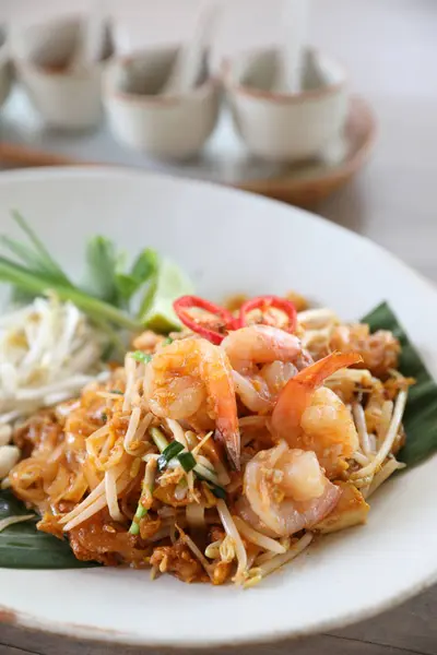 Thailändisches Essen Padthai gebratene Nudeln mit Garnelen, lokales Essen — Stockfoto