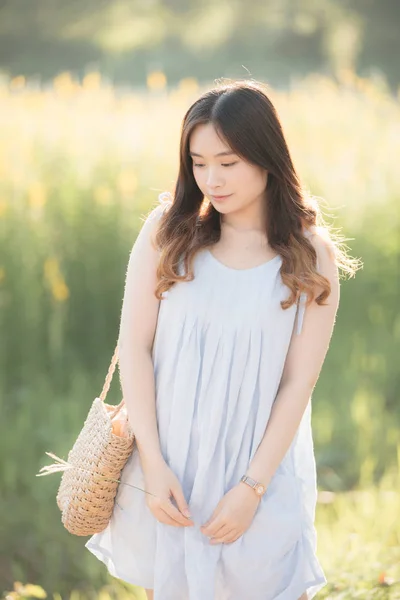 Porträt einer jungen asiatischen Frau Lächeln im Blumengarten — Stockfoto