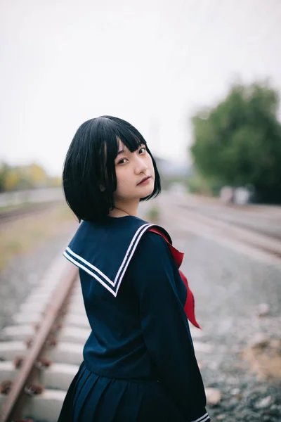 Portré ázsiai japán iskolás lány jelmez nézett railwa — Stock Fotó