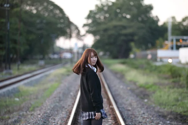 Retrato de ásia japonês escola menina traje olhando para o parque o — Fotografia de Stock