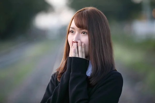 Retrato de ásia japonês escola menina traje olhando para o parque o — Fotografia de Stock