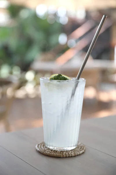 Limonada, bebida con hielo sobre la mesa — Foto de Stock