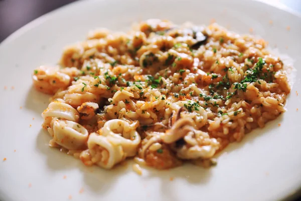 Risotto de mariscos, arroz italiano tradicional en la mesa —  Fotos de Stock