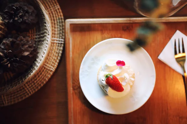 Десерт полуничного торта на дерев'яному столі — стокове фото