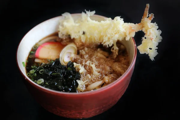 Udon nudlar med friterade räkor tempura japansk mat — Stockfoto