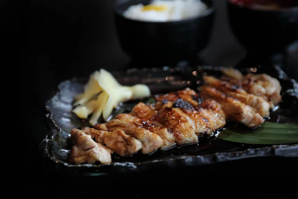 Japanisches Essen, Hühnchen-Teriyoki mit Reis — Stockfoto