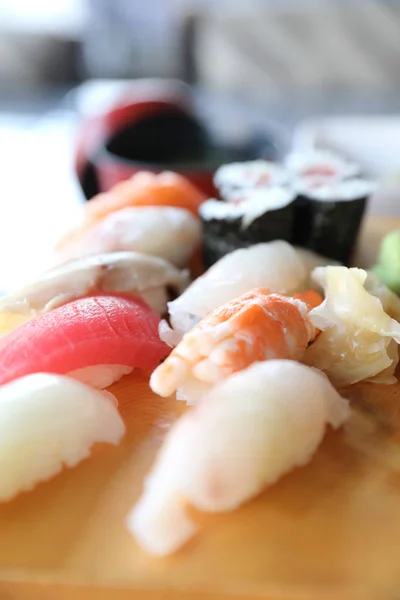 Sushi-Set Nigiri und Sushi Maki mit Tee auf Holz und Suppe — Stockfoto