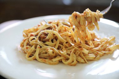 Spagetti Bolognese kıyma ve domates sosu ile süslenmiş 