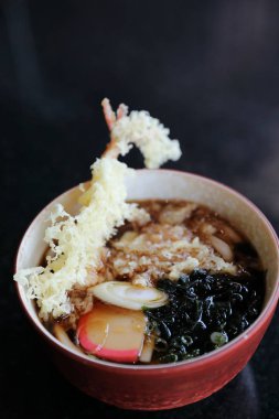 Kızarmış karides tempura Japon yemekleri ile Udon erişte