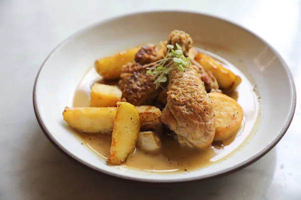 Braised roasted chicken with potatoes — Stock Photo, Image