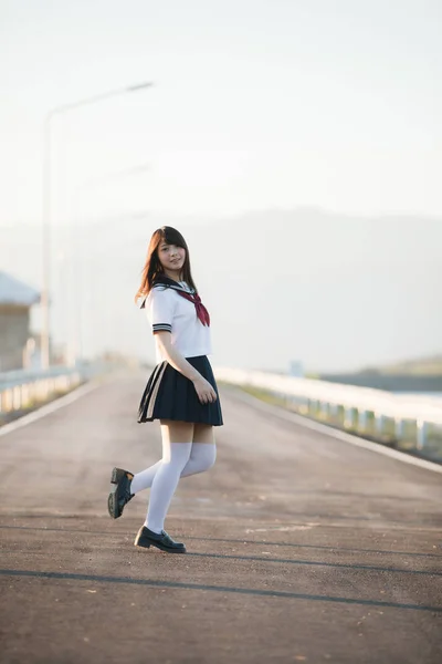 Retrato de niña de la escuela japonesa uniforme sonrisa con pasarela y —  Fotos de Stock